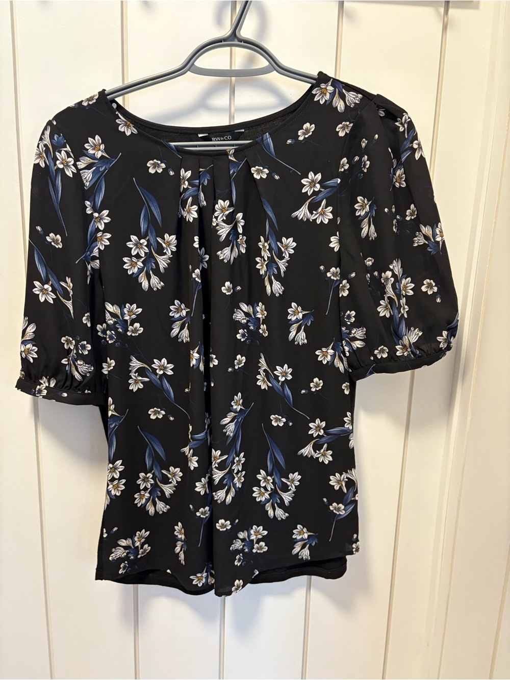 RW&CO. Floral Puff-Sleeve Blouse